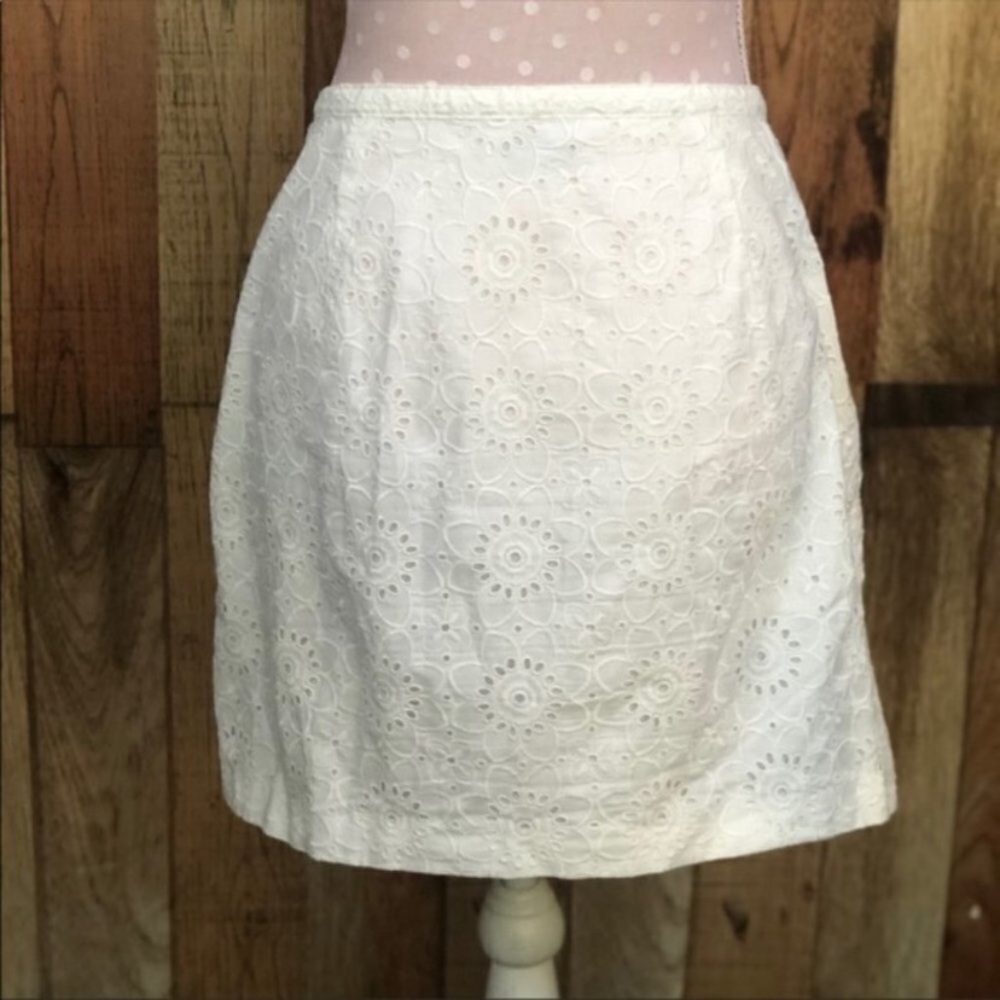 Elegant White Lace Skirt - image 1